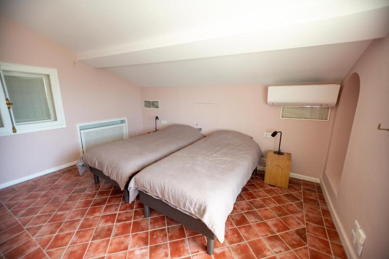 Six-Bedroom House image 3