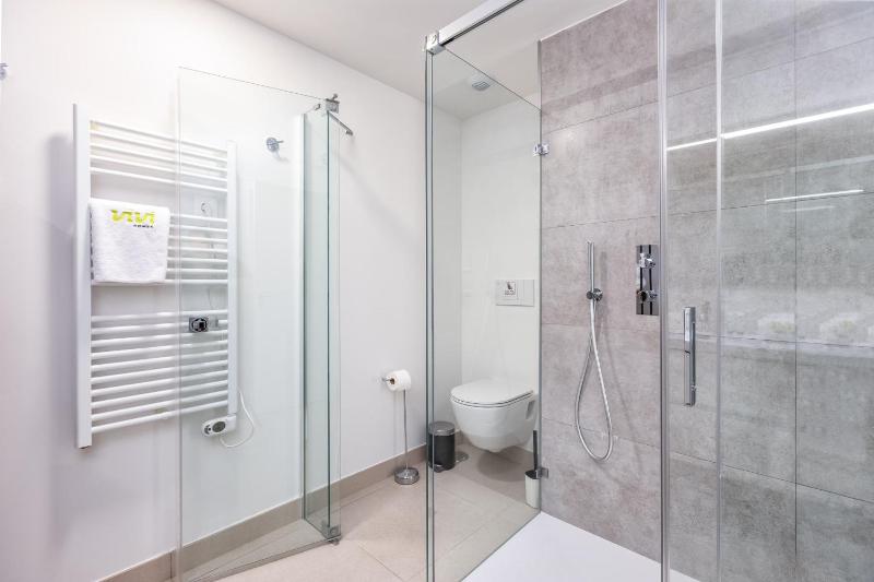 ViVi Homes - The Heights Pool Gym Sauna Terrace & Sea View - image 28