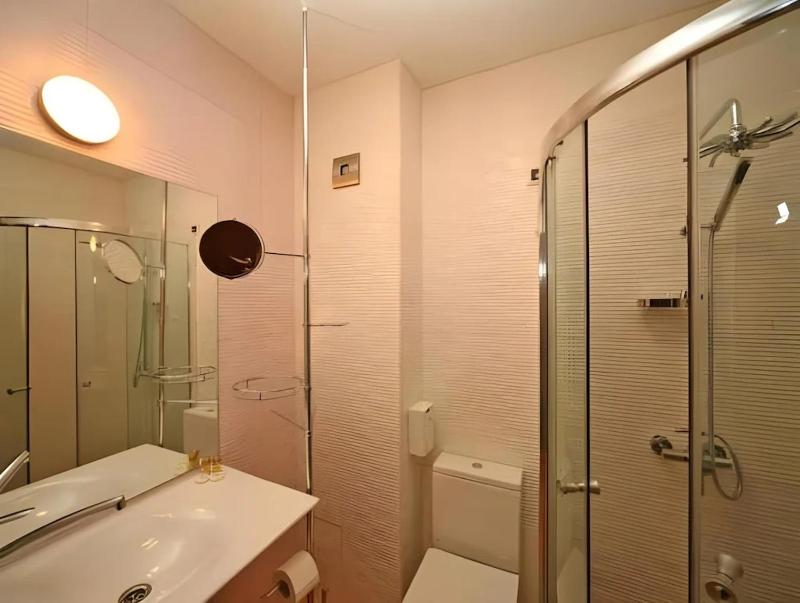 Standard Double or Twin Room image 1