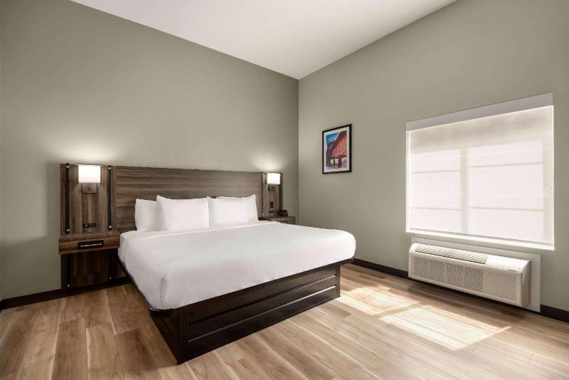 King Room with Bath Tub - Mobility/Hearing Accessible - Non-Smoking image 2
