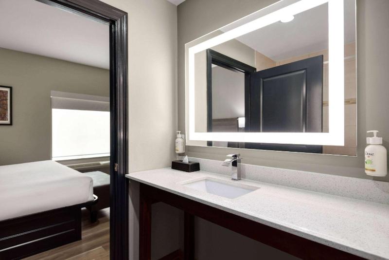 Deluxe King Room image 4