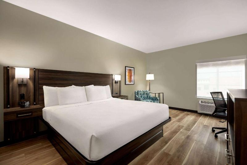 Deluxe King Room image 2