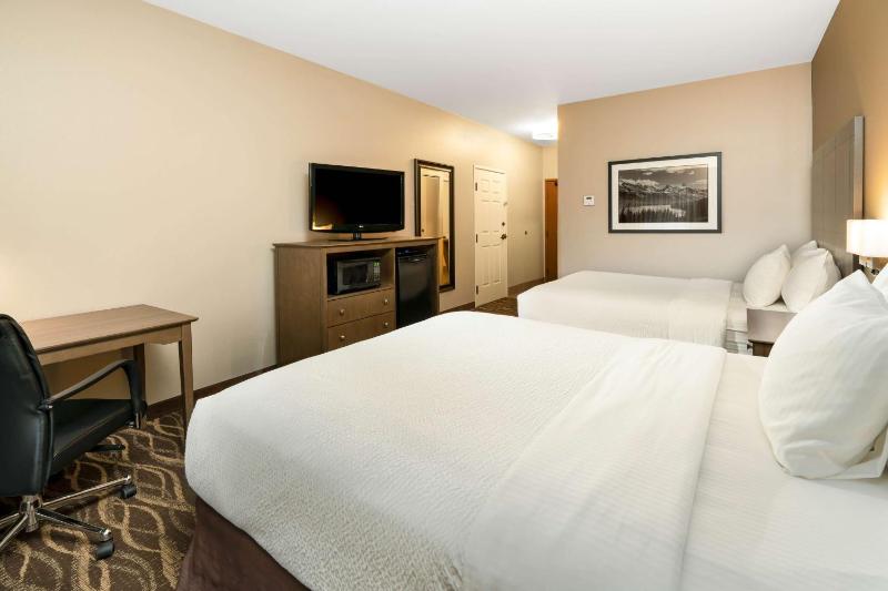 Queen Room with Two Queen Beds image 4