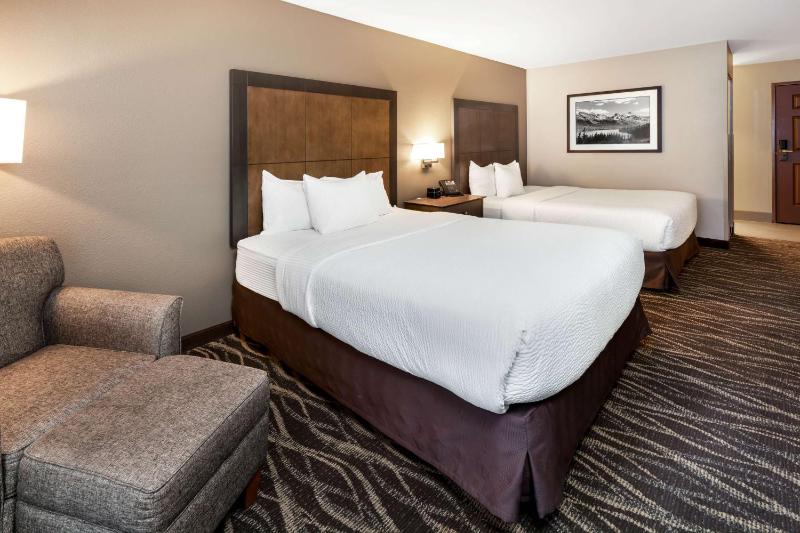 Queen Room with Two Queen Beds and Roll-In Shower - Disability Access image 4