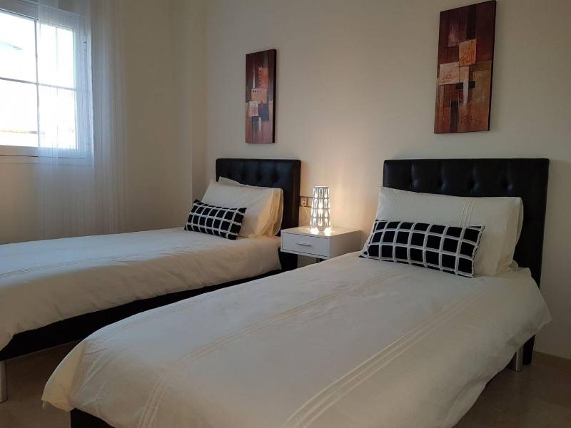 Top Floor Apt Close To Duquesa - image 6