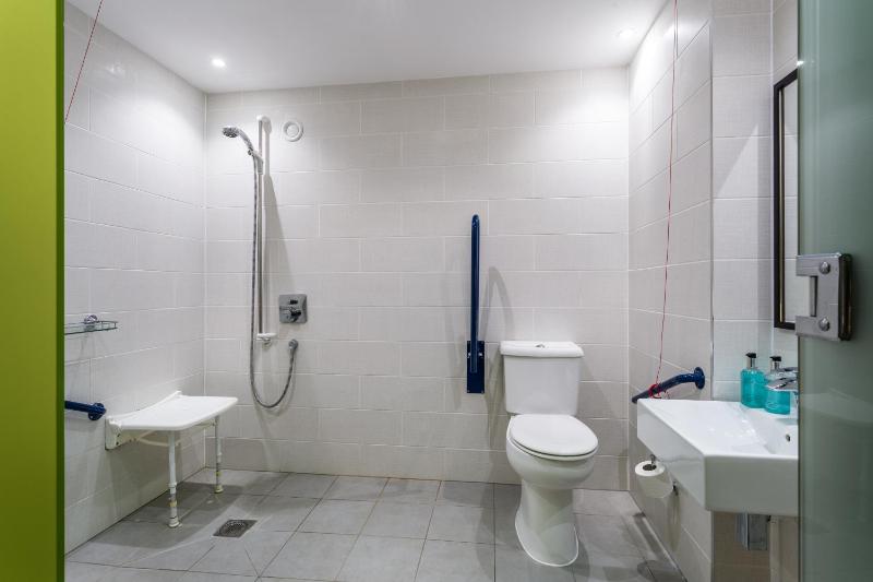 Standard King Room - Accessible image 3