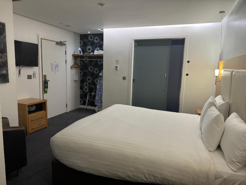 Standard King Room - Accessible image 4