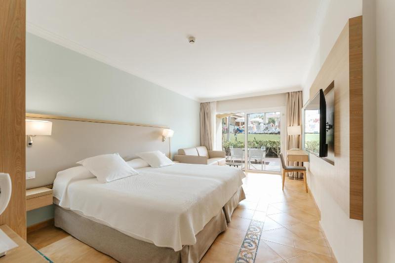 Double Room with Balcony image 1