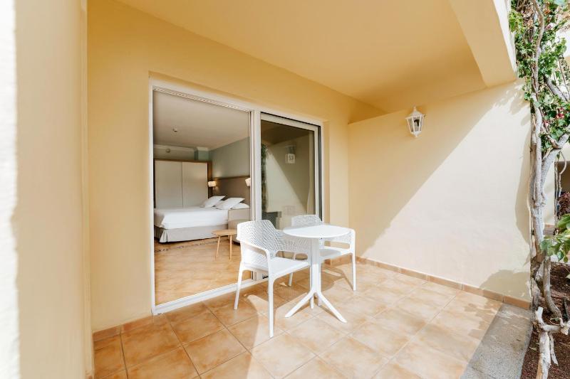 Double Room with Balcony image 3