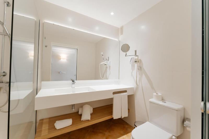 Double Room with Balcony (2 Adults + 1 Child) image 2