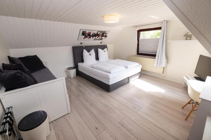 Double Room image 4