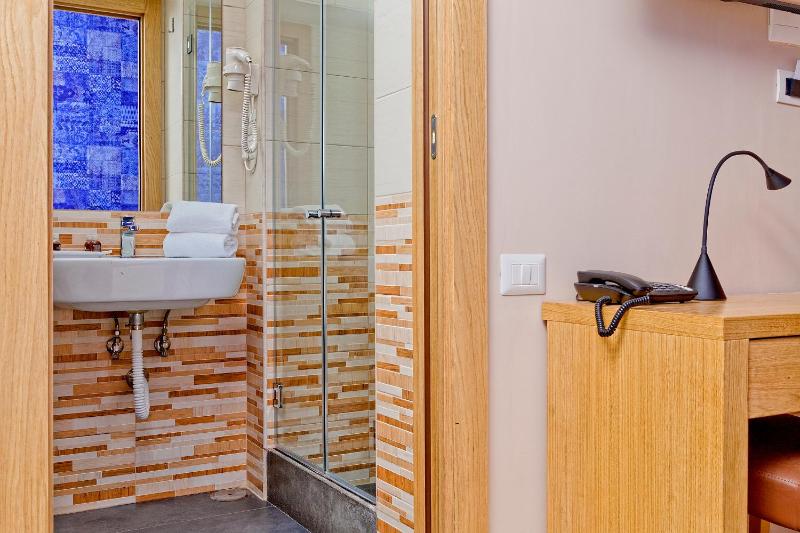 Economy Twin Room with Private Bathroom image 4