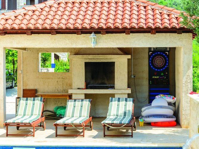 Villa Anka - Five-Bedroom Villa with Terrace and Swimming Pool - image 9