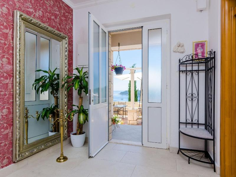 Villa Adrian - Six Bedroom Villa with Swimming pool and Sea View - image 10
