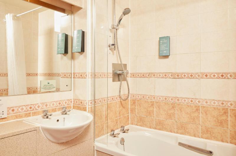Standard Twin Room image 3