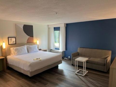 King Room with Sofa Bed - Non-Smoking image 2