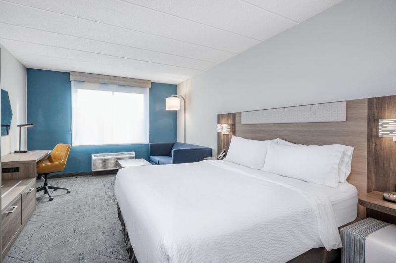 Standard King Room with Sofa Bed image 4