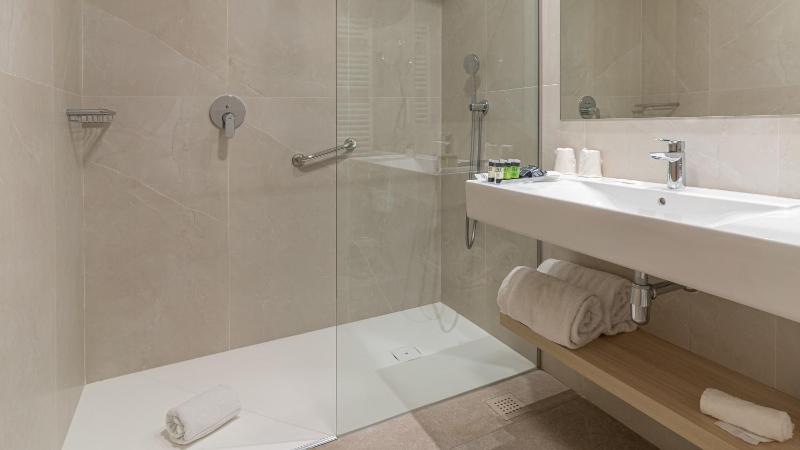 Twin Room image 3