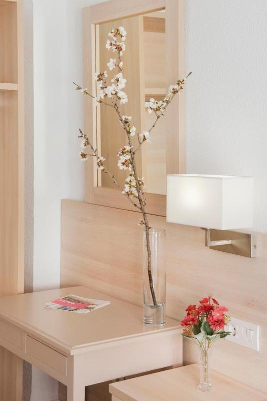 Twin Room with City View image 1