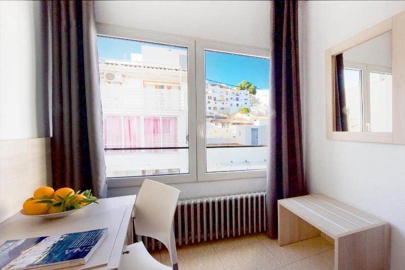 Twin Room with City View image 4