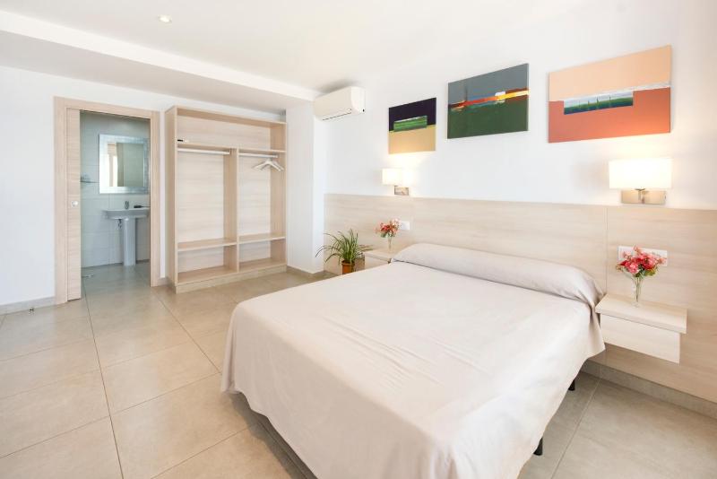 Deluxe Double Room with Balcony image 1