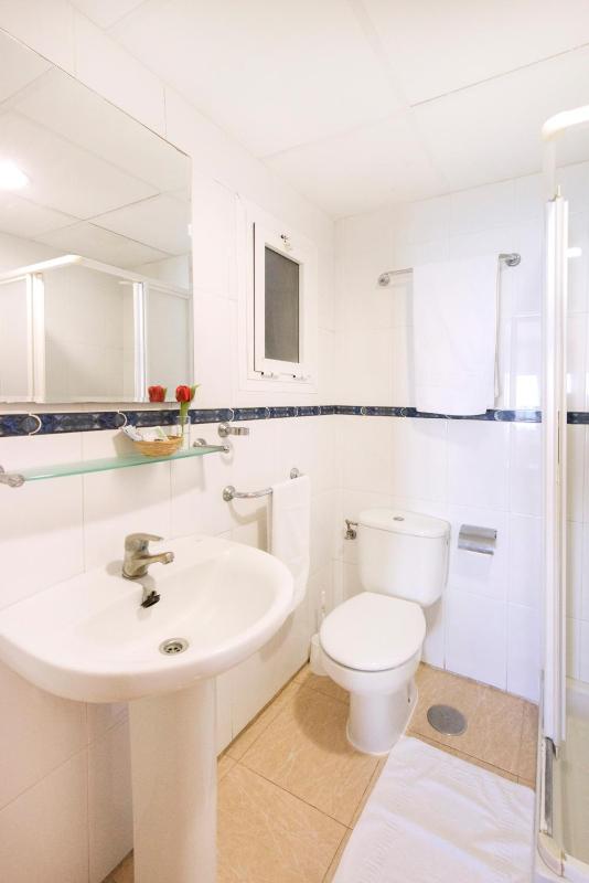 Twin Room with City View image 3