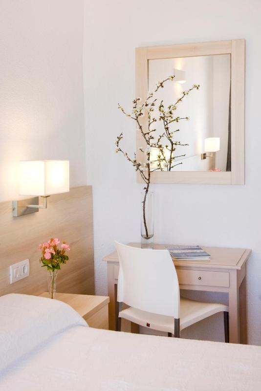 Twin Room with City View image 2