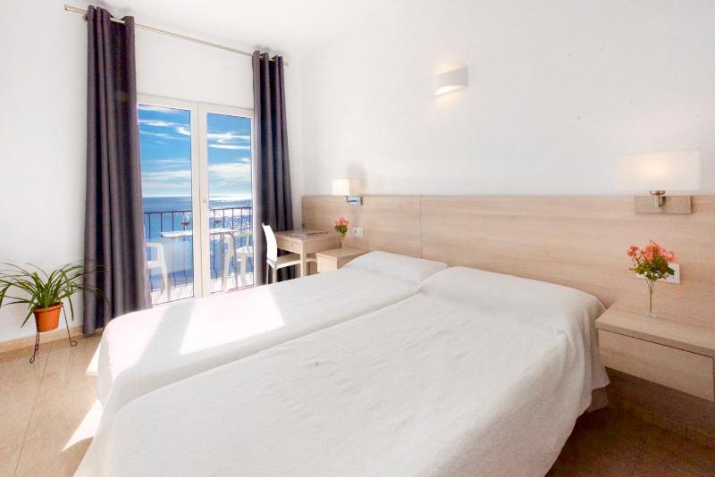 Twin Room with Sea View image 4