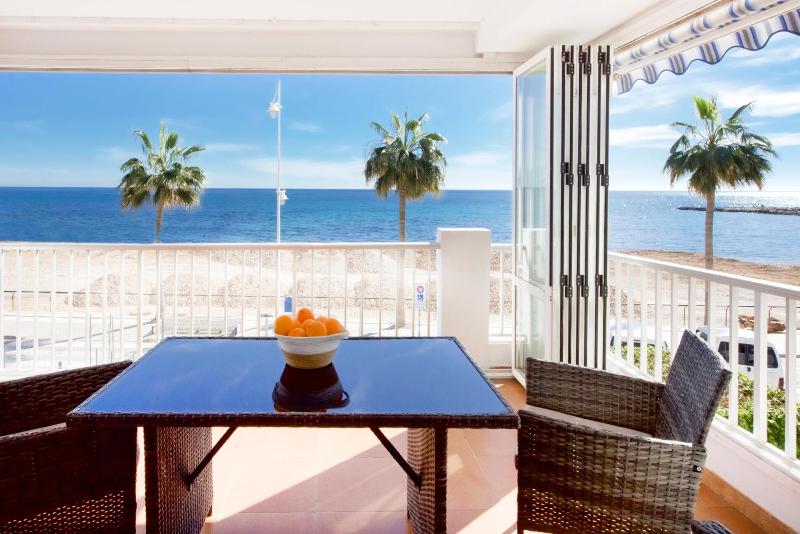 Deluxe Double Room with Balcony image 4