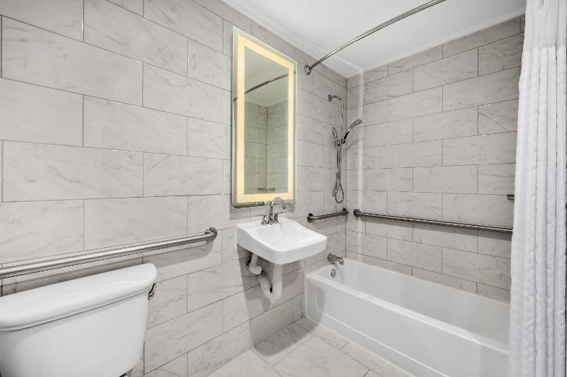 Premier King room Mobility Access, Bathtub w/ Grab Bars, Non-Smoking image 2
