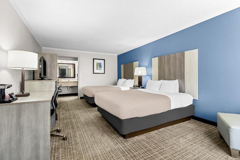 Queen Room with Two Queen Beds - Non-Smoking image 4