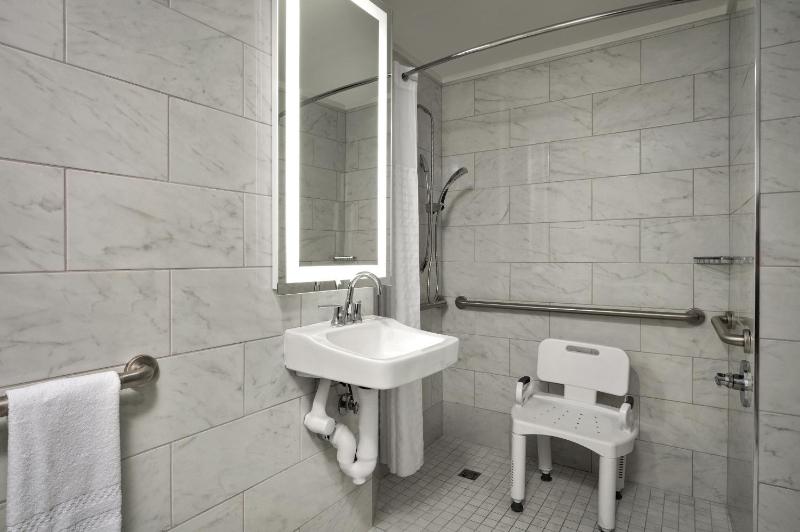 King Room with Roll-In Shower - Mobility Access/Non-Smoking image 2