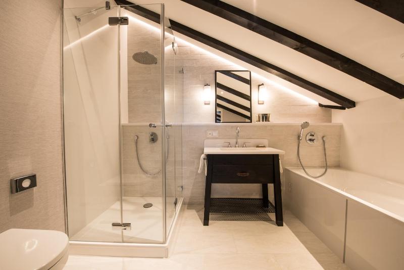 Penthouse Deluxe Suite image 2
