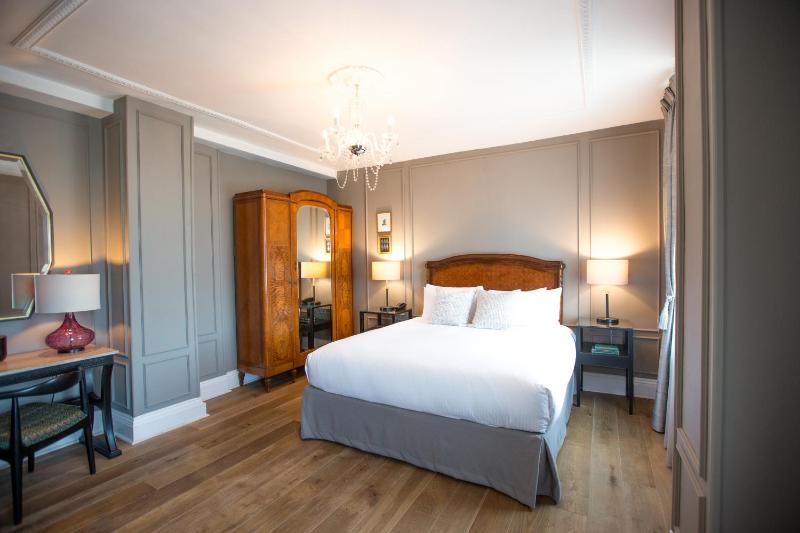 Luxury King Room image 2