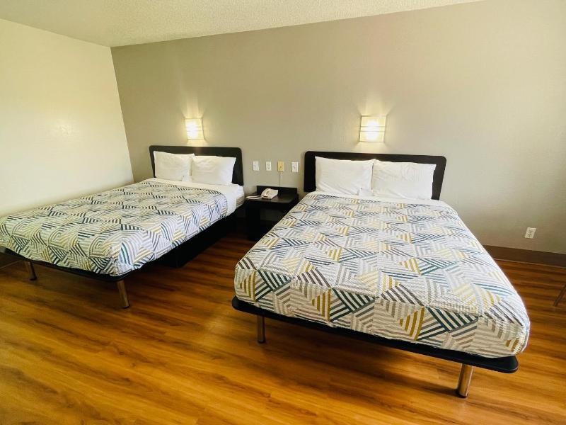 Queen Room with Two Queen Beds image 3