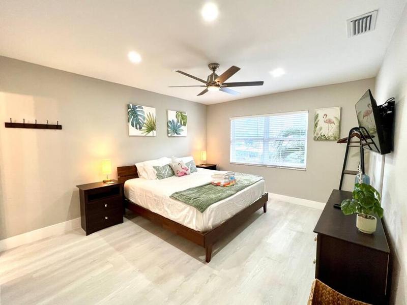 1 Block from the Beach 2BR 2BA Newly Renovated - image 10