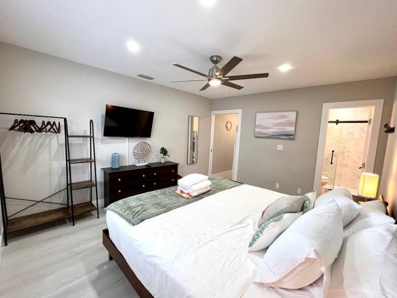 1 Block from the Beach 2BR 2BA Newly Renovated - image 20