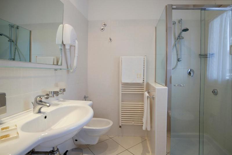 Standard Single Room image 3