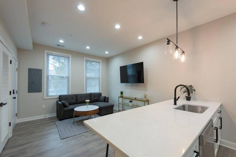 Modern LUX 2BR Apartment in DC with Patio - image 12