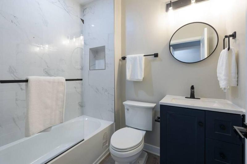 Modern LUX 2BR Apartment in DC with Patio - image 7