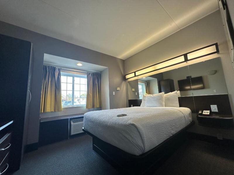 Queen Room - Non-Smoking image 1
