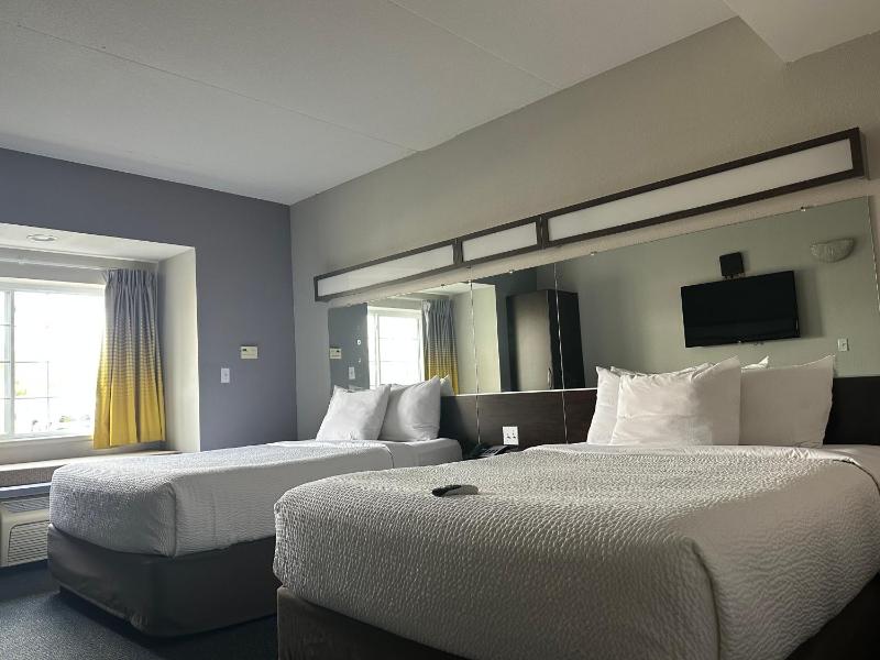 Queen Room with Two Queen Beds - Non-Smoking image 2