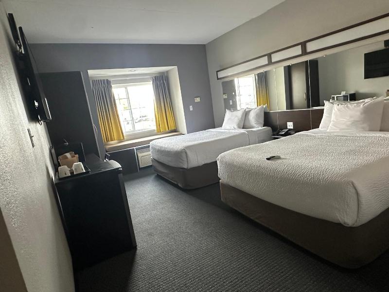 Queen Room with Two Queen Beds - Non-Smoking image 4