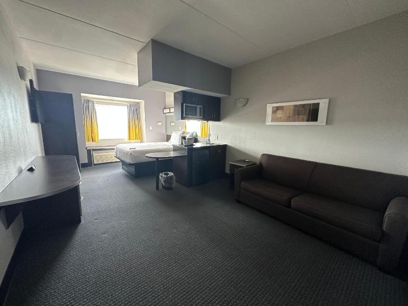 Queen Studio Suite - Non-Smoking image 1