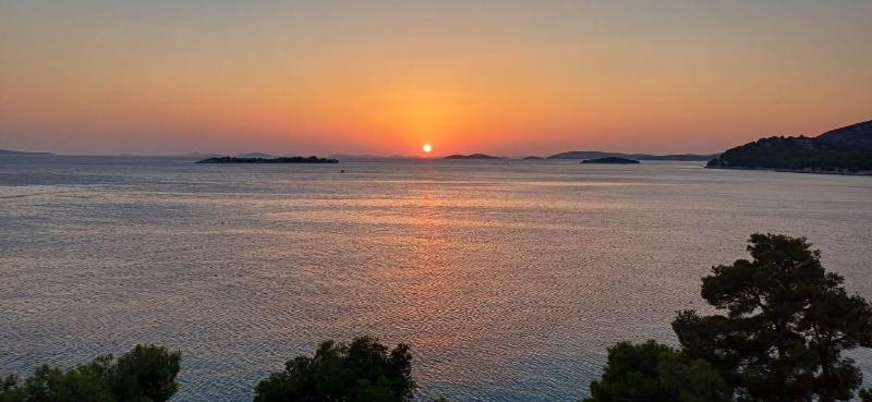 One-Bedroom Apartment with Terrace and Sea View image 3