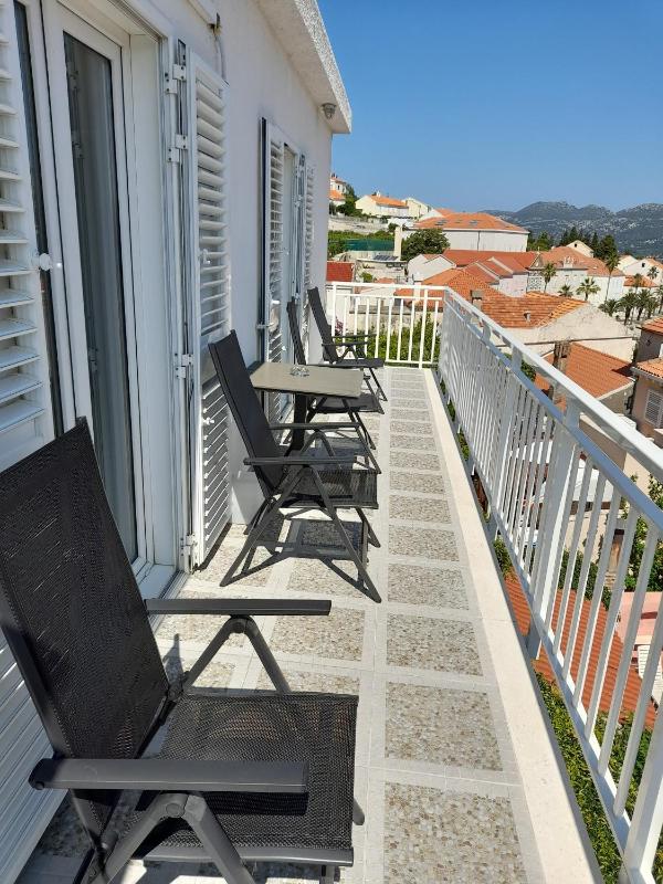 Three-Bedroom Apartment with Balcony and Sea View image 4