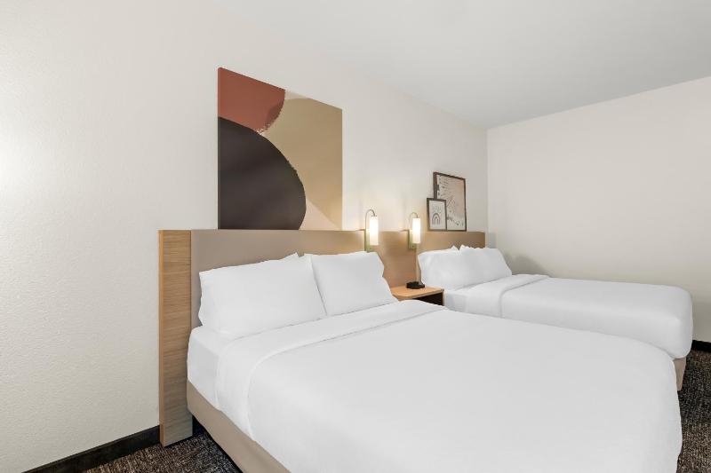 Queen Room with Two Queen Beds and Roll-In Shower - Disability Access image 2