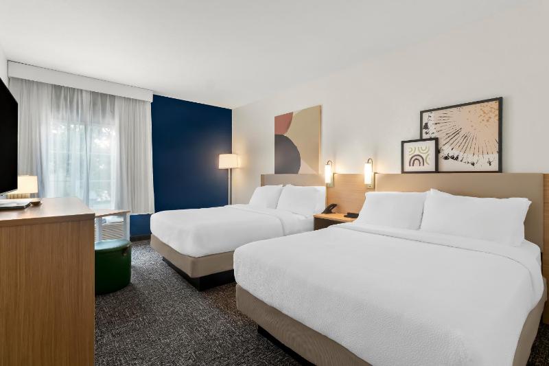 Queen Room with Two Queen Beds and Roll-In Shower - Disability Access image 3