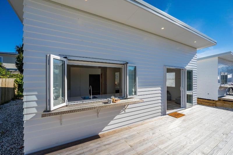 Close to Town & Lake - Taupo - image 14