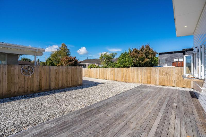 Close to Town & Lake - Taupo - image 11